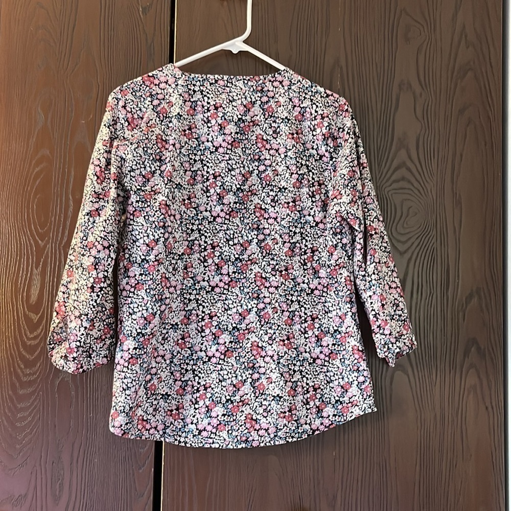 Serengeti 3/4 sleeved, v neck floral pattern blouse. Size Medium. - Picture 7 of 10